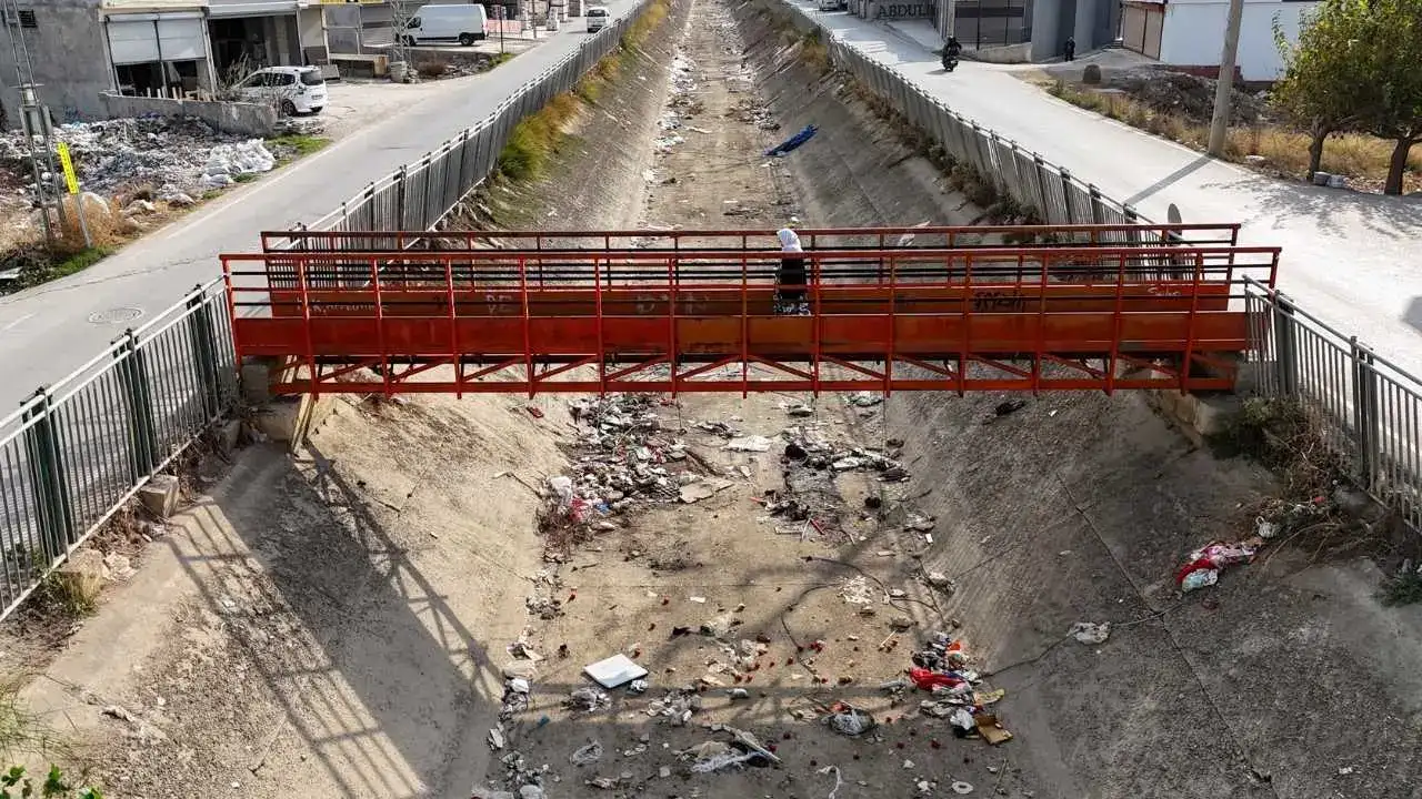 Adana’da Sulama Kanalları Çöp Yuvasına Dönüştü! Tepki Yağıyor 3